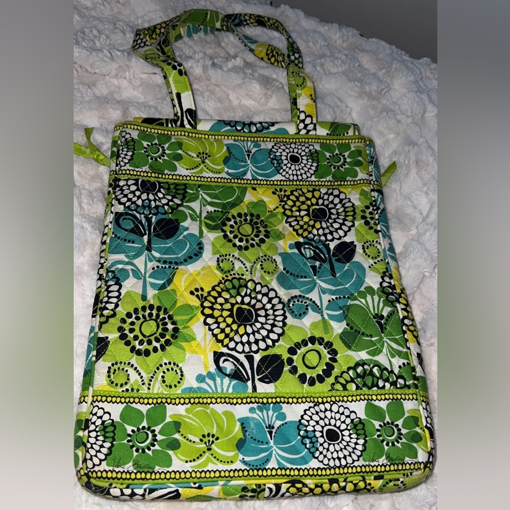 Vera Bradley Laptop Bag.
Color (blue & green)
Used- Good Condition .
Size Large.